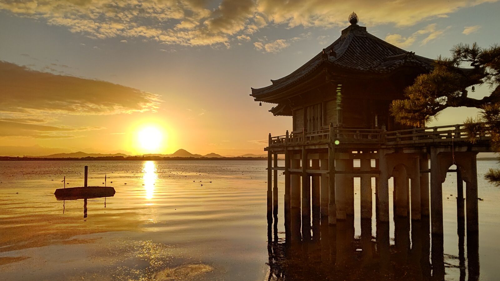 朝のびわ湖をさんぽする ～SUPで浮御堂へ、湖族の港町をめぐる～