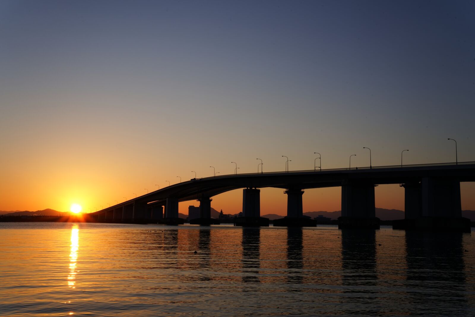 朝のびわ湖へ漕ぎ出そう ～琵琶湖大橋SUPと、湖畔で迎える朝のひととき～