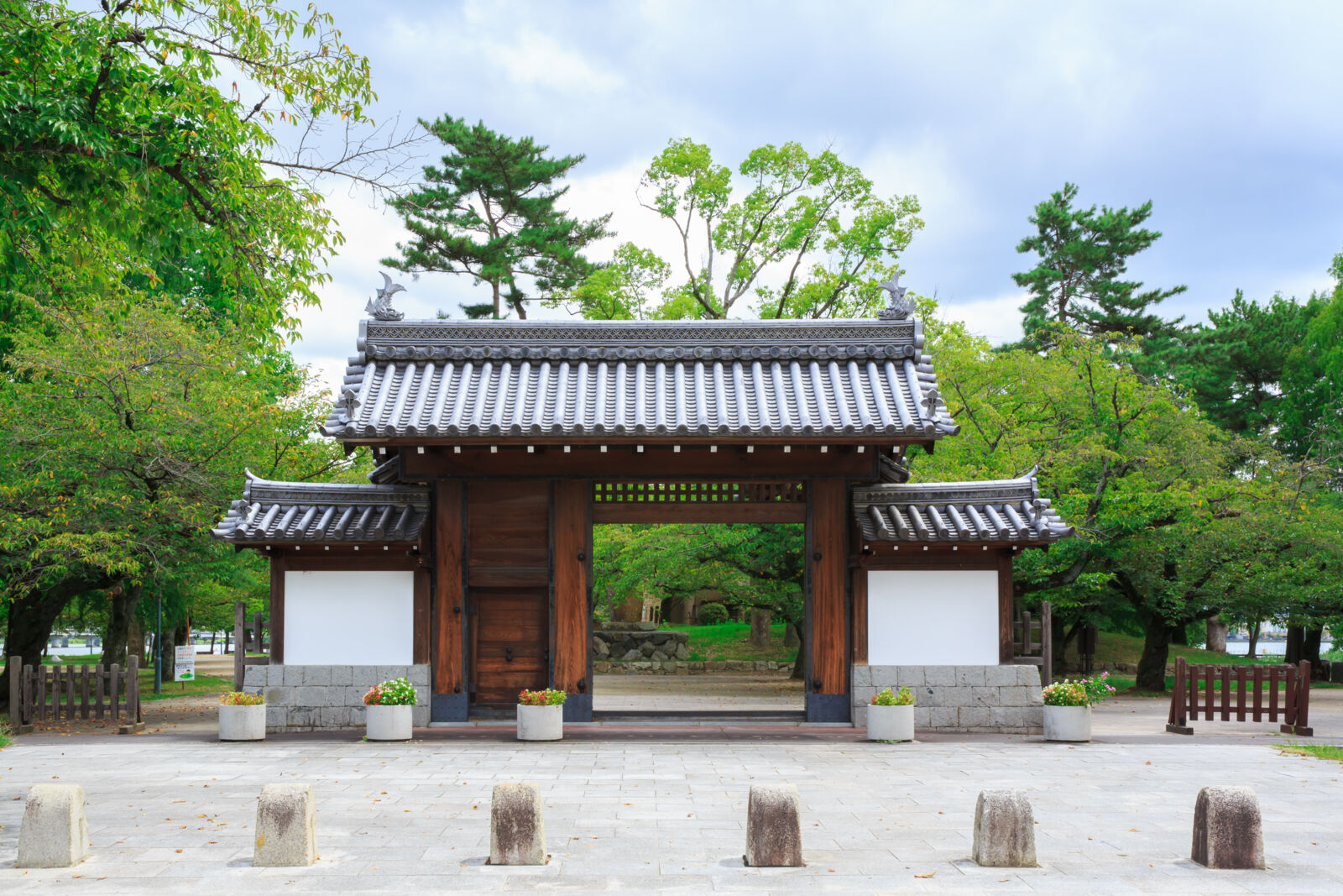 湖畔の城下町・膳所を訪ねて ～蘆花浅水荘の名庭と、遠州七窯の器でととのえの一服～