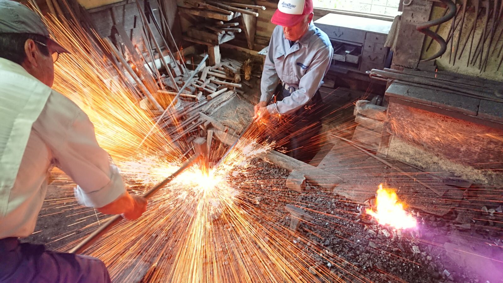 長浜市指定有形文化財の鍛冶小屋で鍛冶体験！ペーパーナイフ作り