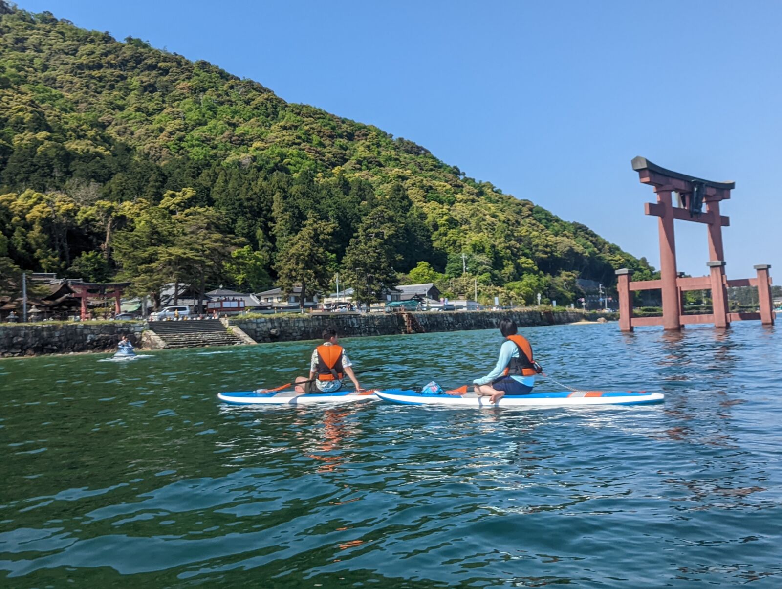 大人気のサップにのって、白鬚神社・湖上の大鳥居参拝ツアー