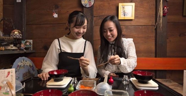 歴史ある蔵で特撰近江牛ハンバーグと『八香一味®』唐辛子づくり
