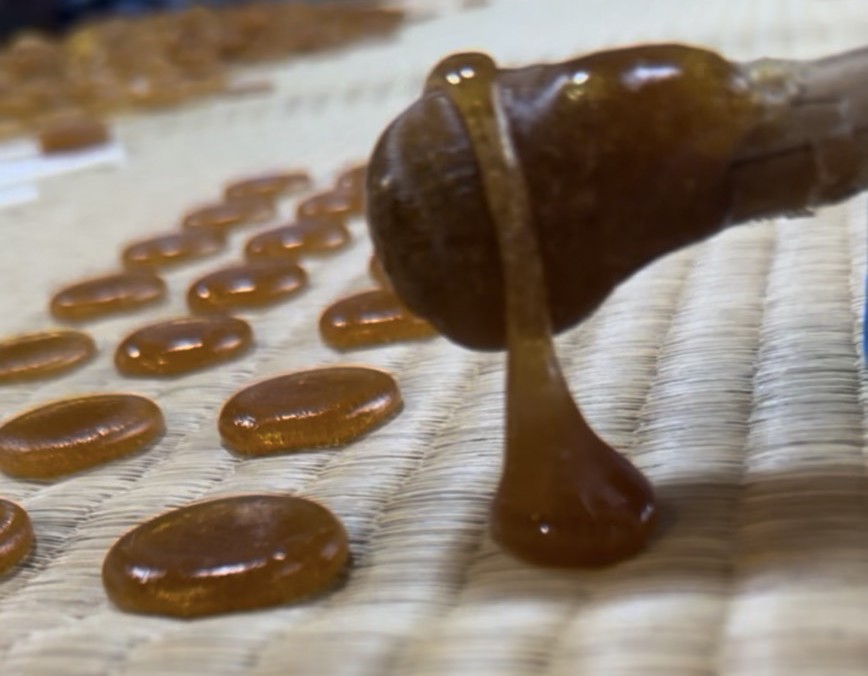 食べれば災厄除け　名物「かにが坂飴」作り
